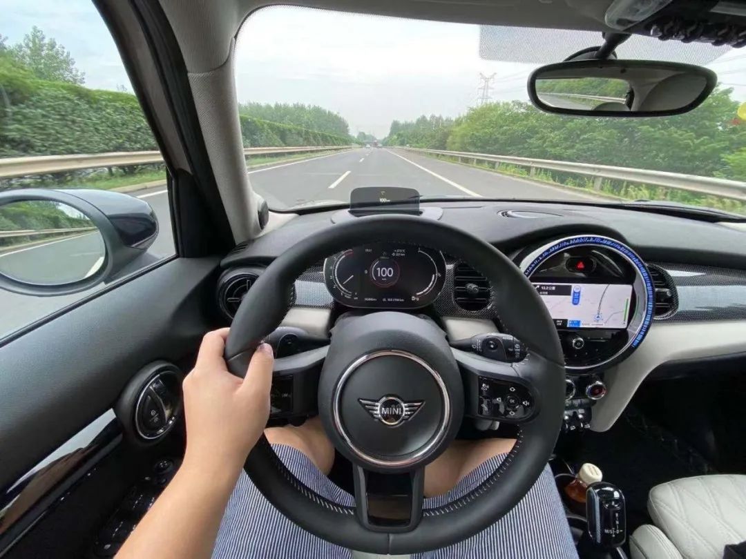 宝马三系330li驾驶感受,拥有一辆宝马三系的体验