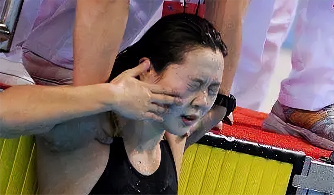 女运动员赛场上痛苦哭,女运动员痛苦哭