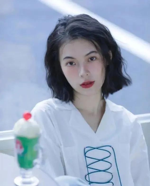 2019适合圆脸的锁骨烫发最流行,女生圆脸适合的露耳短发烫发