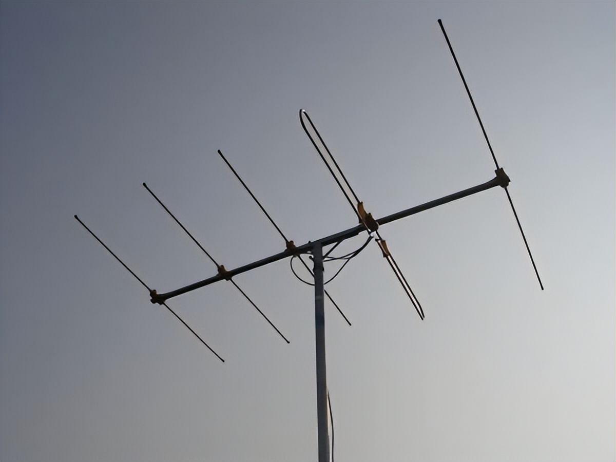 探讨VHF-SHF八木宇田阵列中驱动元件长径比和长度的最佳组合