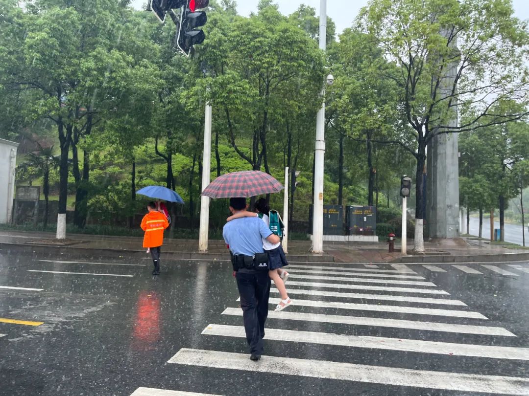 暴雨中最美的背影音乐,暴雨中的最美身影800字
