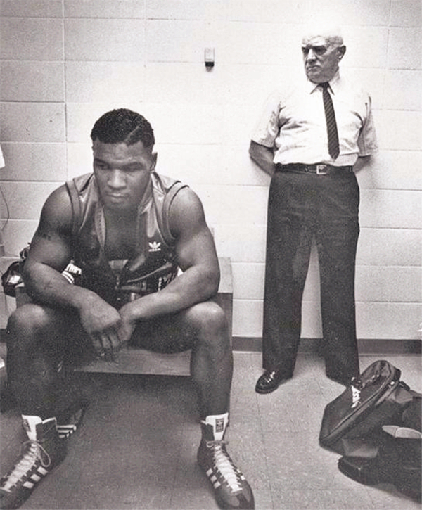 案例：拳王泰森来华瞻仰毛主席遗容，坦言：在他面前，我很渺小