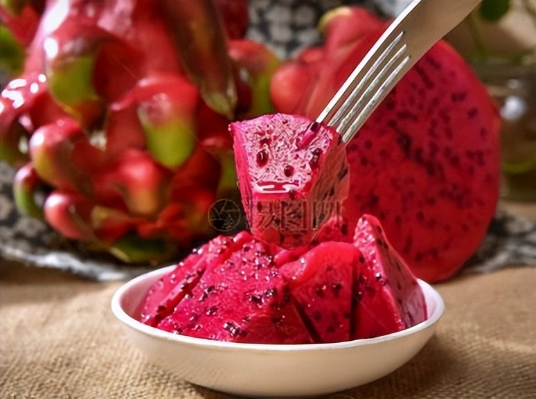 女人来例假千万别吃八种水果,例假来了千万别碰3种水果