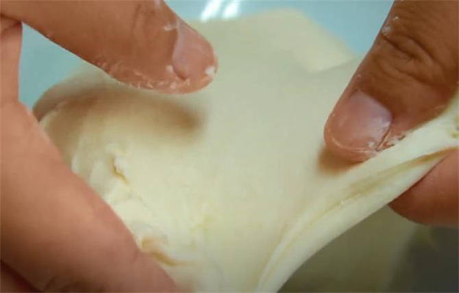 揉面光滑小技巧,揉面不粘手妙招