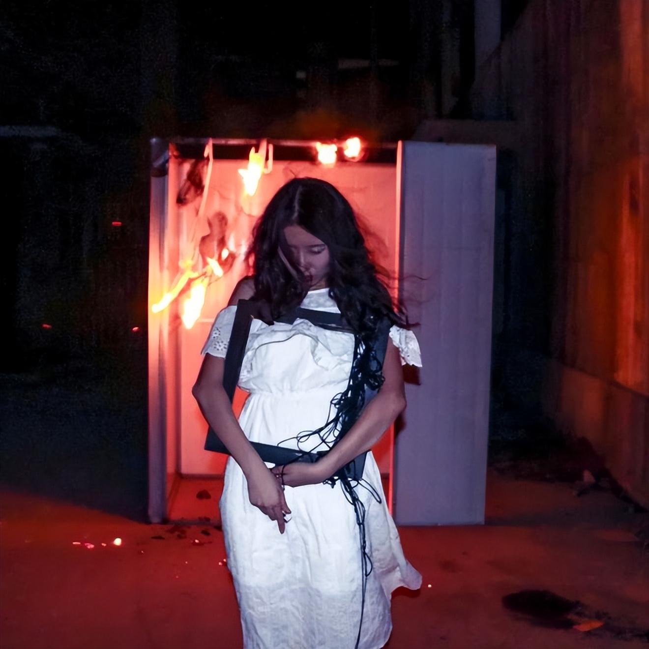 24岁女孩缝出巨型子宫，请人走进去，感受被母体包裹的温柔