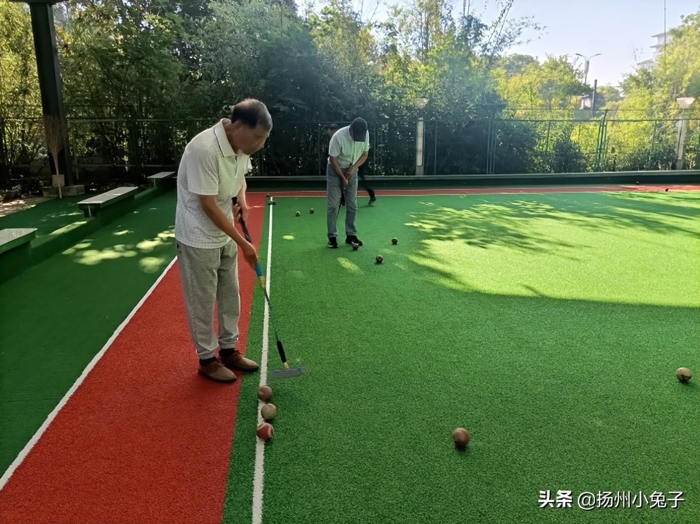 球场上英姿飒爽球场下努力学习,球场上奋勇拼搏