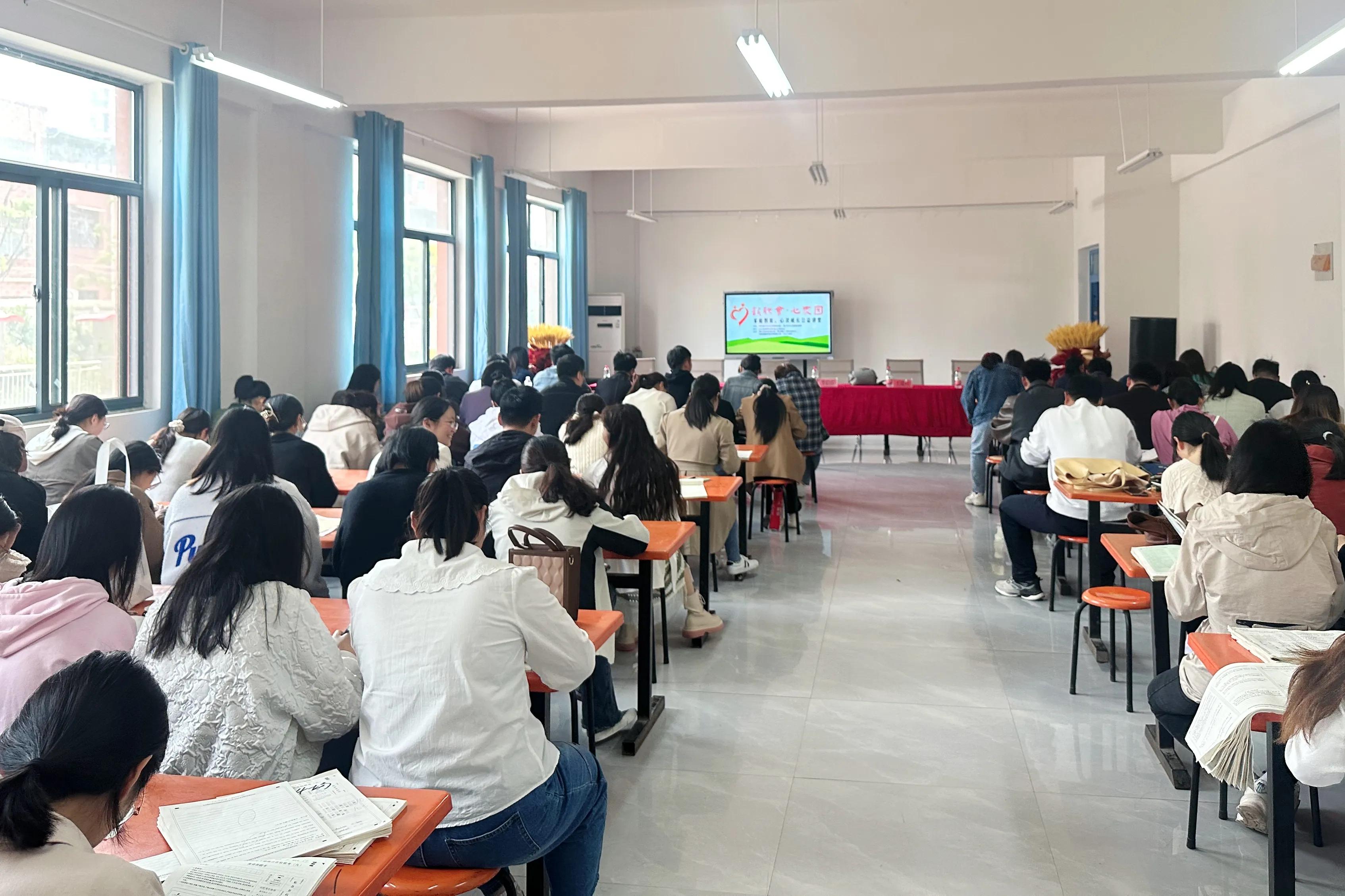 家庭教育公益大讲堂走进龙凤社区,家校共育家庭教育公益讲座