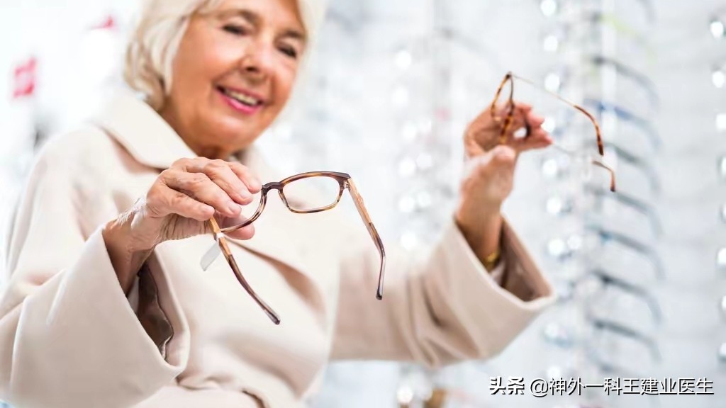 解决老年人视力下降的最好方法,老年视力下降应该补充什么维生素