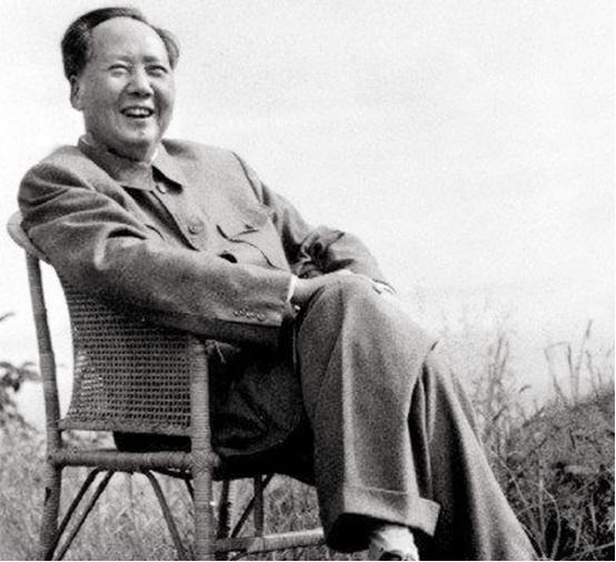 宋美龄与王耀武,1948年王耀武接见国民党将领