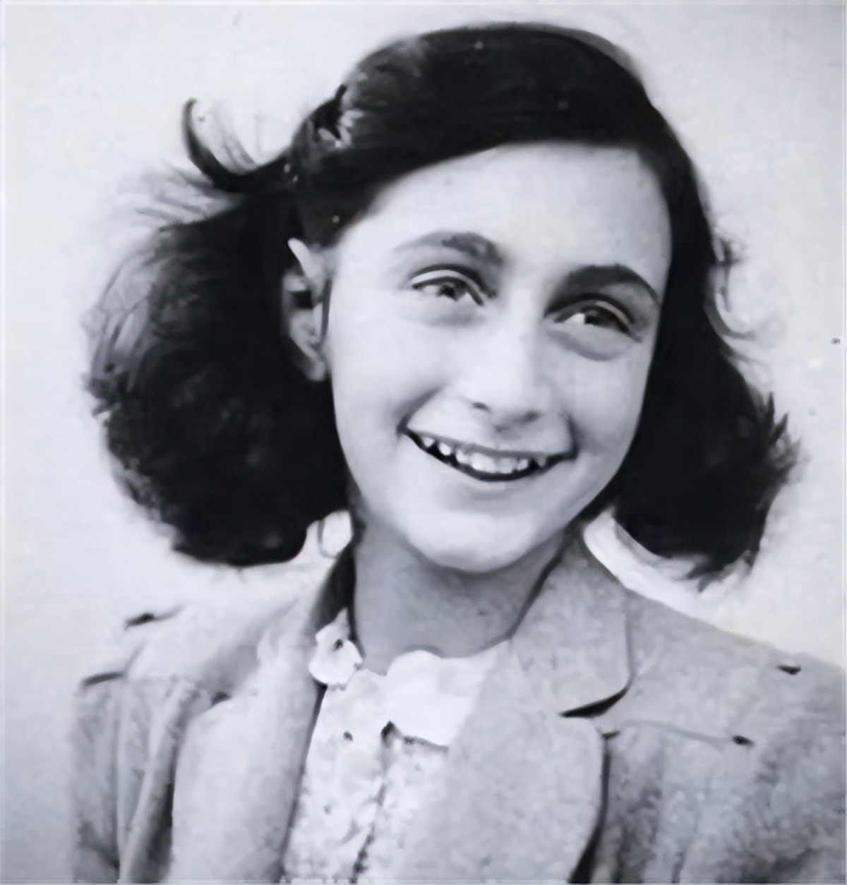 为躲避追捕拯救犹太孤儿,安妮为了躲避大屠杀躲在地下室