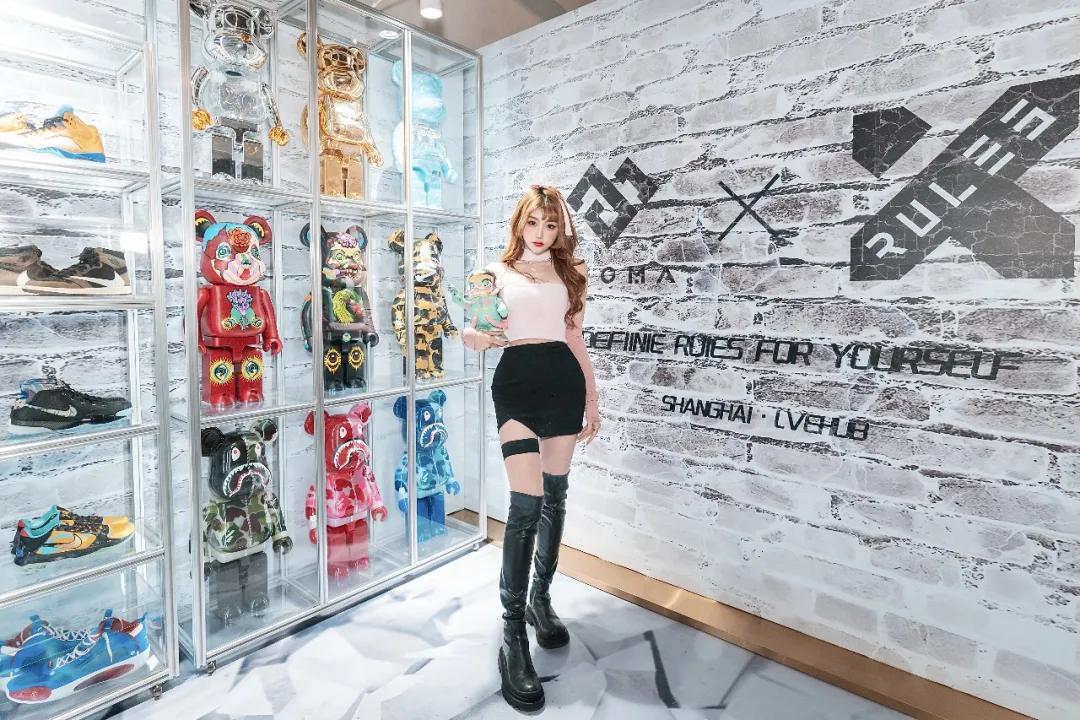 六位数玩偶、30万的AJ，免费送MOLLY，这家潮流店“很来事”