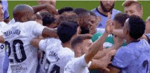 双标！维尼修斯遭种族歧视威胁离开皇马，对中国人拉眼角被无视