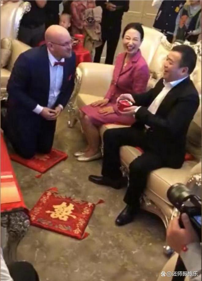 婚礼父母敬茶改口流程,婚礼敬茶改口父母是站在还是坐着