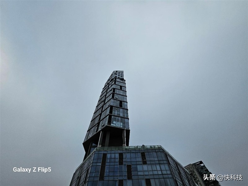 三星galaxyzflip防水测试,三星折叠手机zflip5防水吗