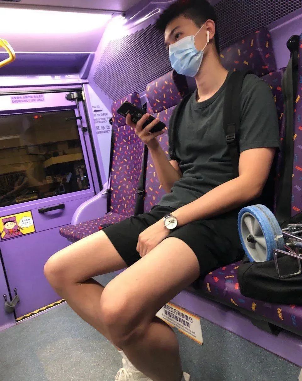 网友拍到穿校服高中生和青春擦肩,网友地铁上拍下的一幕