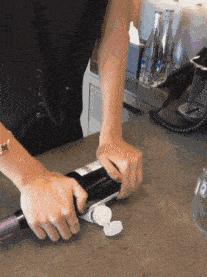 今天在老婆包里发现的,她说是治牙疼的,我觉得不像啊。