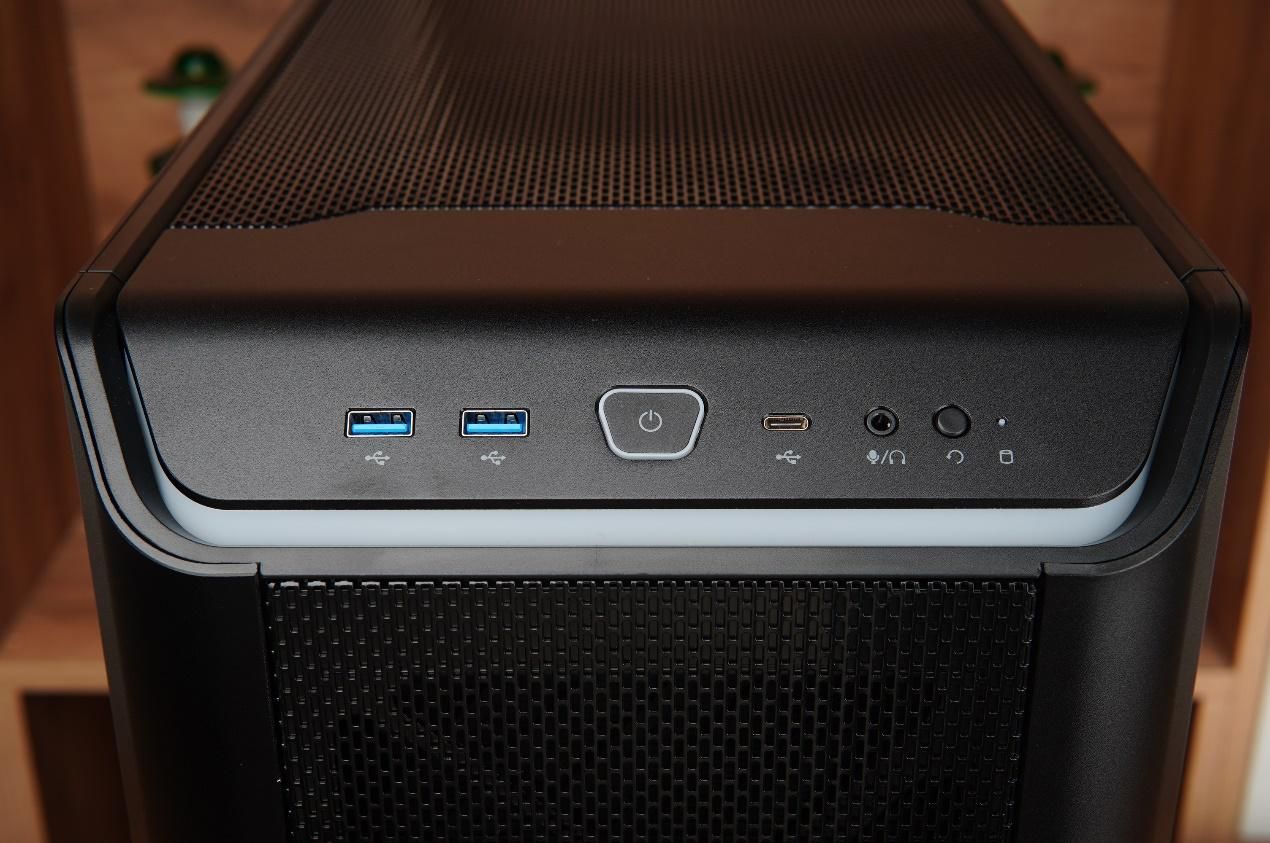 可以装多个硬盘的主机箱,带可插拔硬盘盒的主机