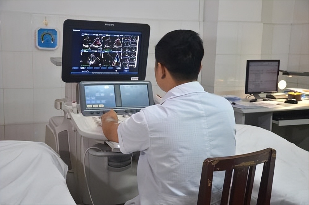 45岁后，是疾病“爆发期”，医生：若出现6个信号，早做筛查为妙