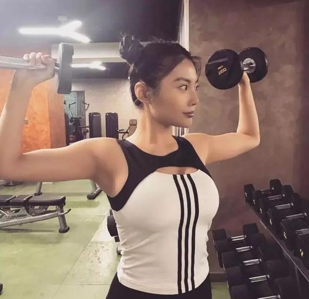 女星珠圆玉润骨瘦如柴,筷子腿排骨胸