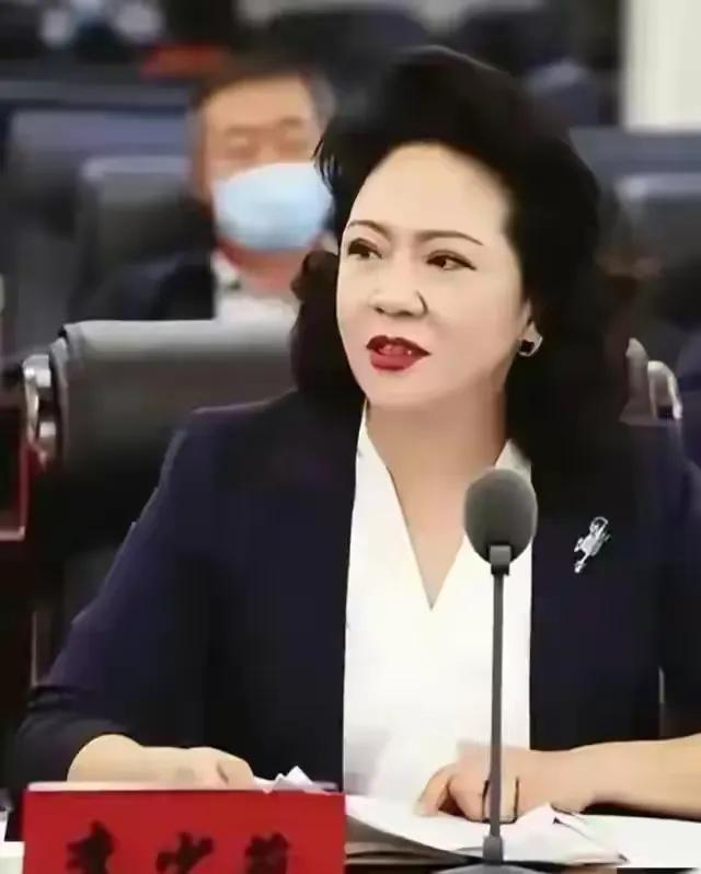 价值3万的耳钉,3万多的耳钉