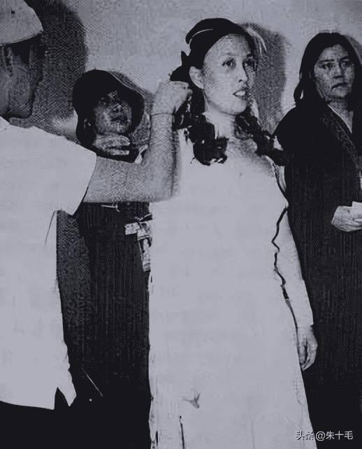 变态的纳粹德国，*光脱**犹太人女人衣服，集体*杀屠**!2