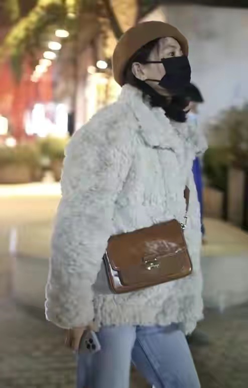 高圆圆身穿大衣脚踩长靴现身机场,高圆圆戴帽子造型黑色大衣街拍