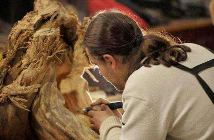 根雕雄狮三百万拒买照片,广西男子雕出15米雄狮