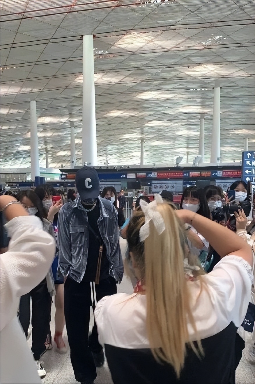 岳云鹏秦霄贤孟鹤堂封箱演出,德云社岳云鹏辟谣后现身