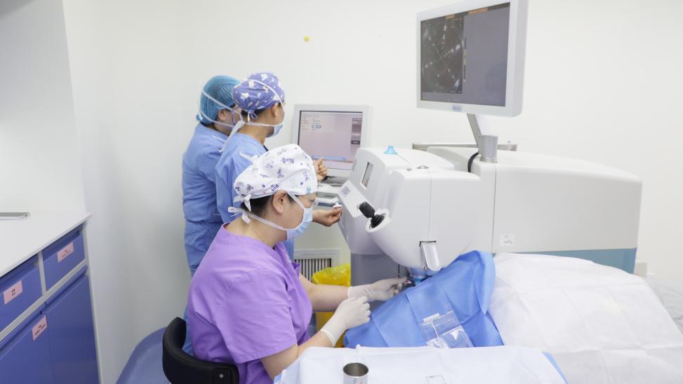 昆明爱维眼科医院白内障手术专家,昆明白内障手术专家