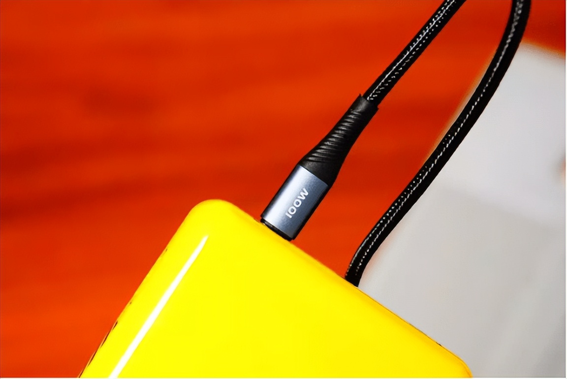 户外笔记本电脑充电的充电宝,大容量可充笔记本移动电源