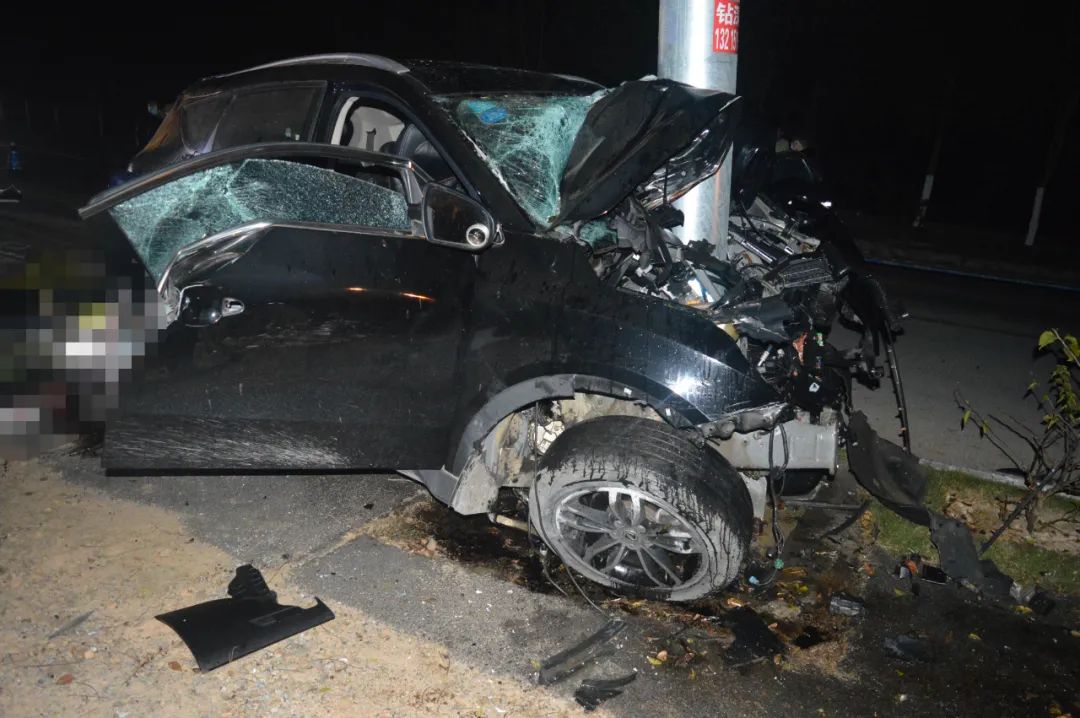 男子帮抢回手机刮到汽车被赔2000,车剐蹭全责对方修车5000元