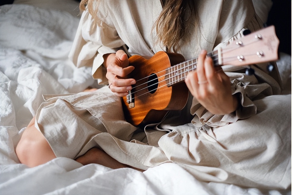 新手如何选购尤克里里300到1000,初学者选什么价位的尤克里里