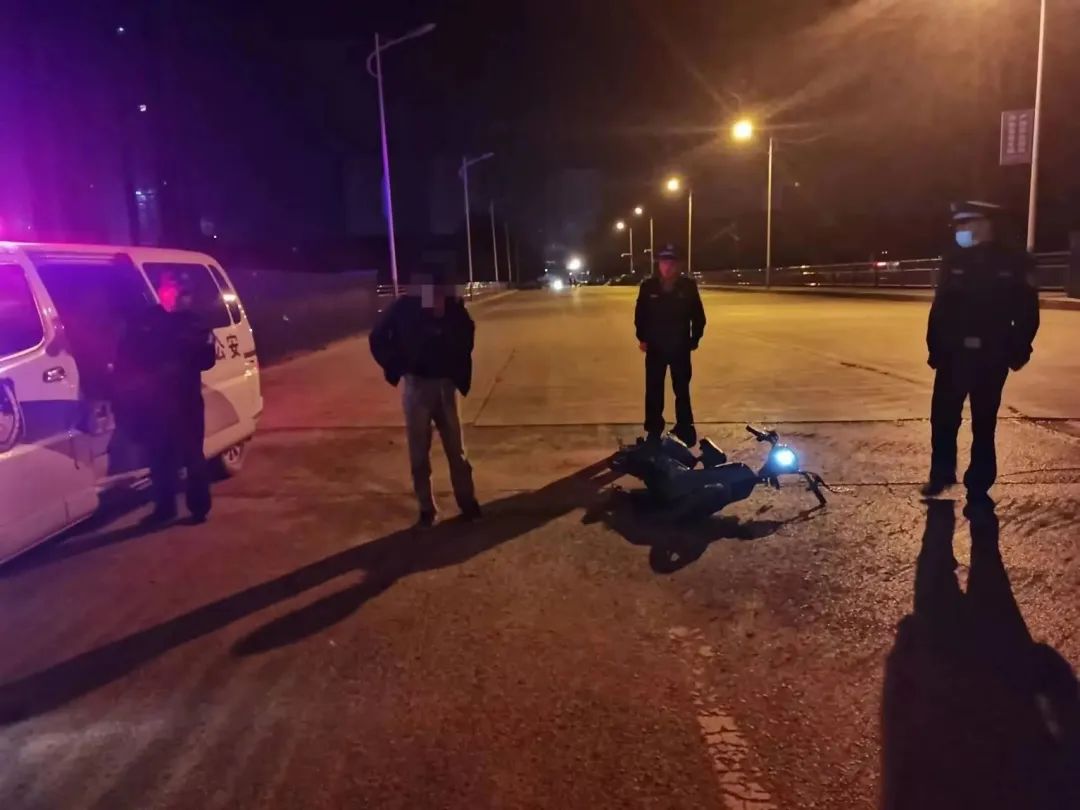 户政窗口周末开辟“学生*证办**”专场【三分钟速览成县公安动态】