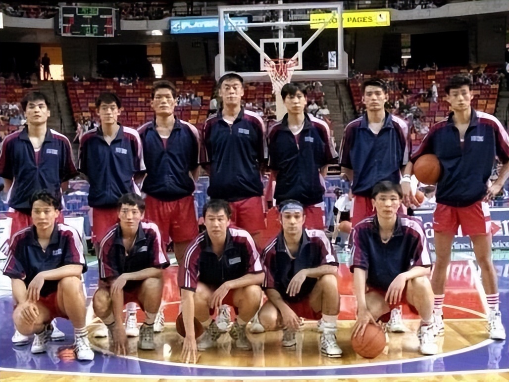 战胜巴西西班牙挺进四强,姚明带队的中国男篮