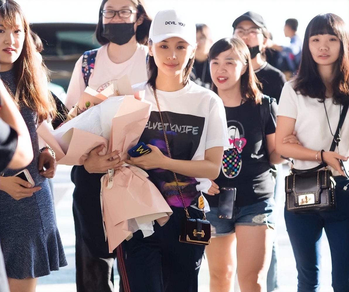 人前明星人后大爷,浴缸陪睡跪地穿鞋,这都是谁给的底气?