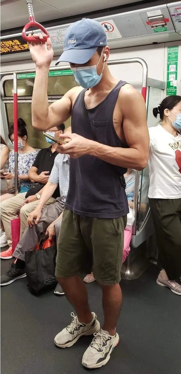 网友拍到穿校服高中生和青春擦肩,网友地铁上拍下的一幕