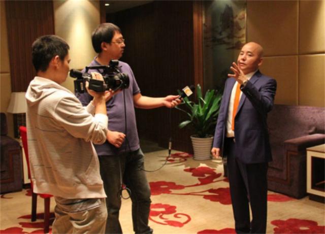 国产催眠大师1秒钟催眠主持人,国外催眠师街头3秒点穴催眠