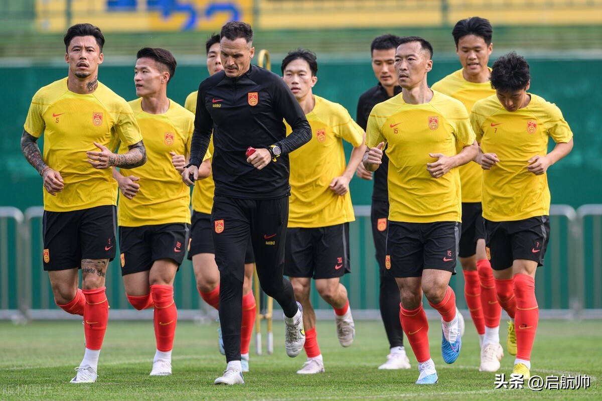 神秘之师？留洋球员周通接待国脚，新西兰主帅不解国足一年没比赛