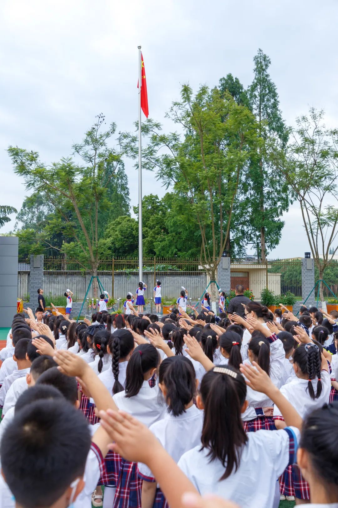 父爱如山感恩父爱｜天府新区籍田小学举行第18周主题升旗仪式