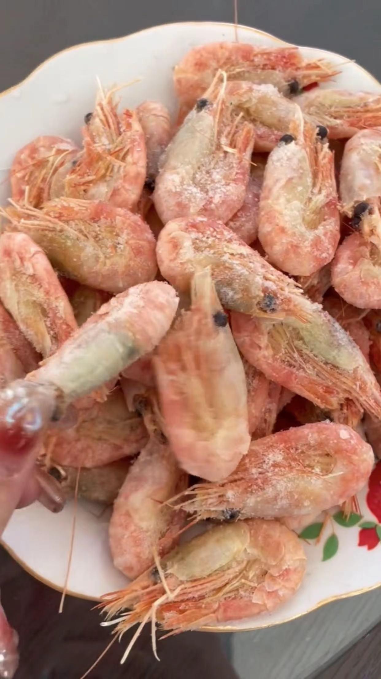 女子去做客，发现一盘带冰的大虾，不敢吃也不敢问，急坏网友