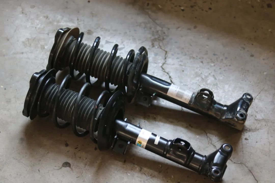 搞了辆“破烂不堪”的老款轿跑，进厂重造大翻新，满血复活变新车