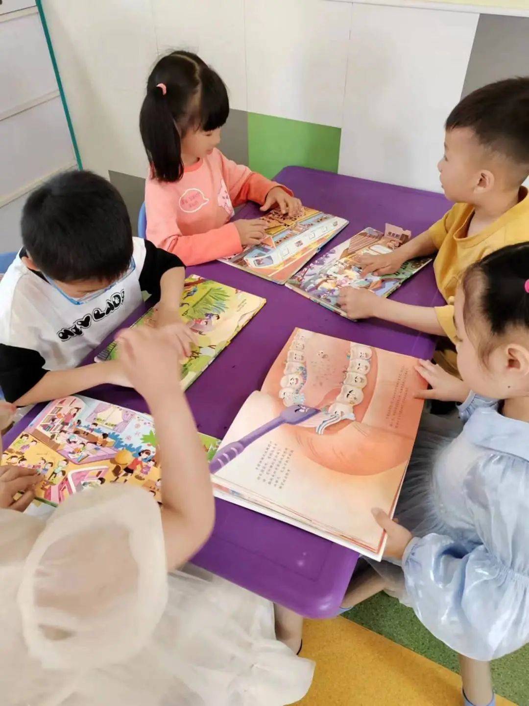 “戏”动童年，“域”见未来——诺亚舟开心果幼儿园区域活动