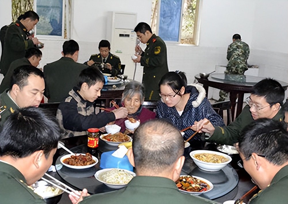 江西24岁小伙和85岁老人拍婚纱照,南昌24岁小伙和奶奶拍婚纱