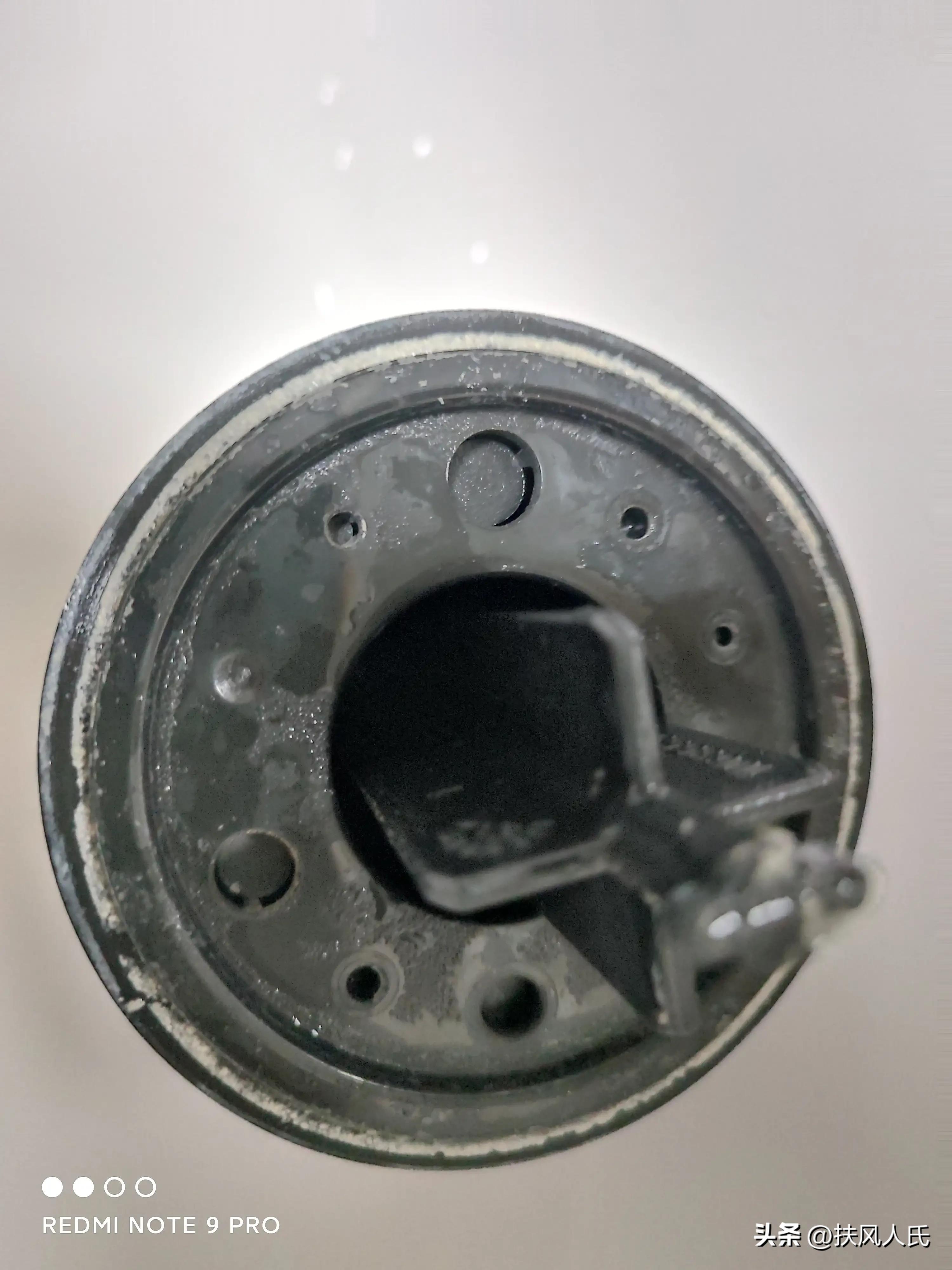 马桶水箱漏水的原因及解决方法,马桶后面漏水还流出屎来怎么办