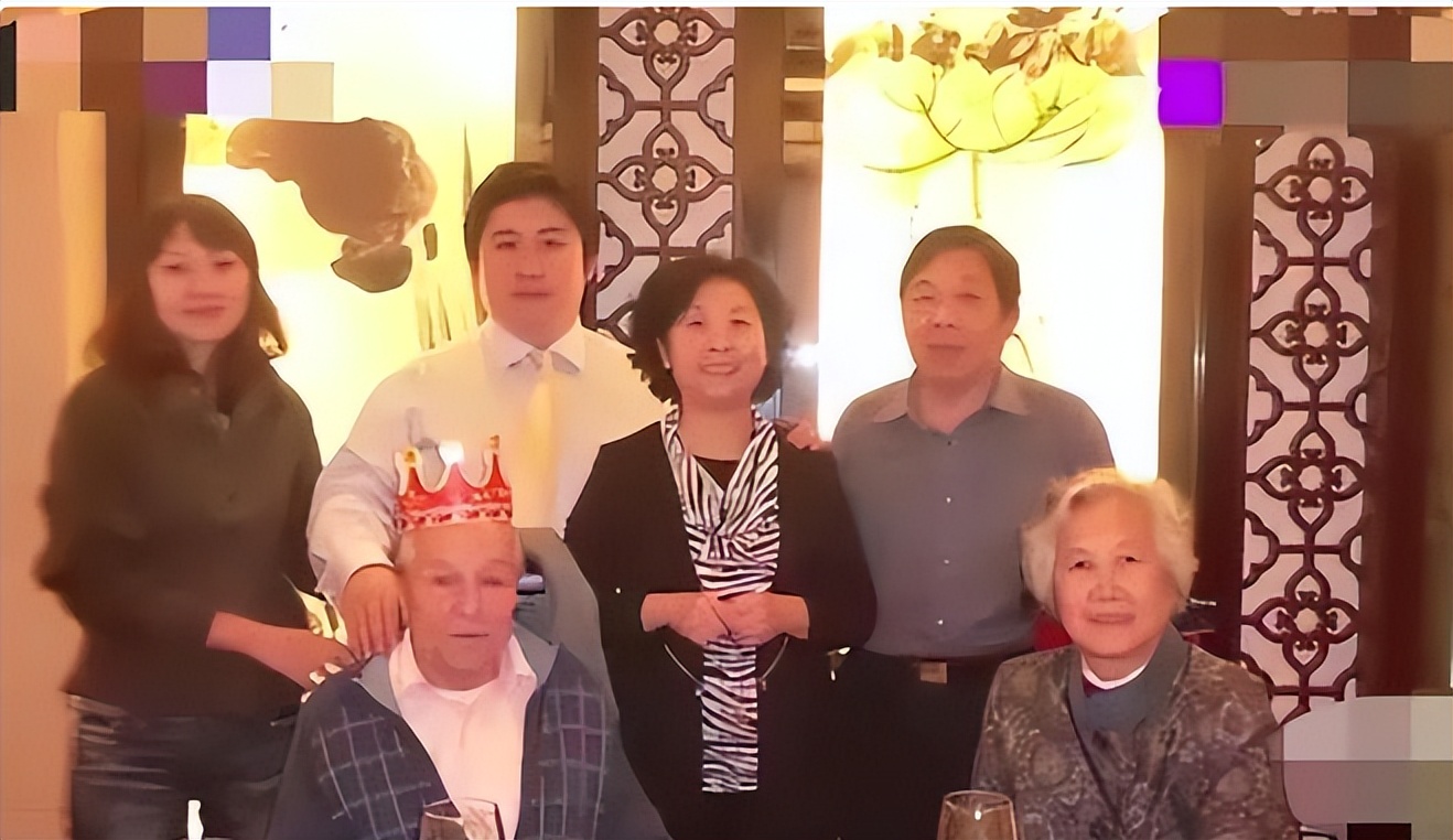 中国小伙为报答英国孤寡房东,中国小伙为瑞士房东养老送终