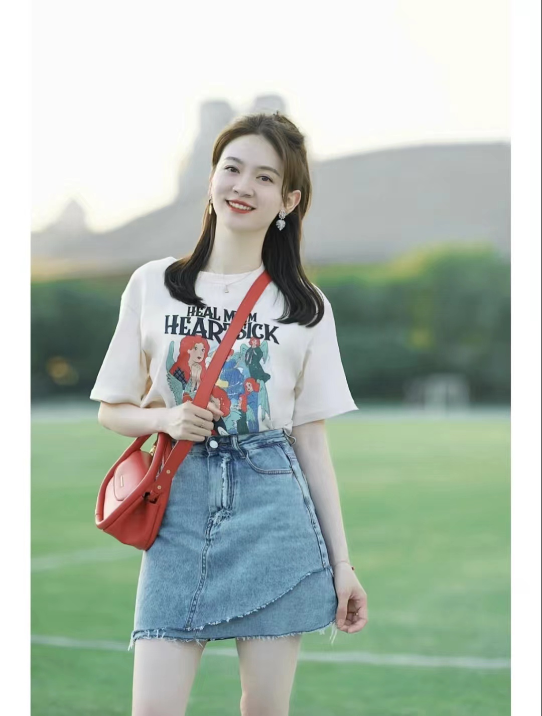 冬季包臀牛仔短裙搭配什么上衣,牛仔短裙配什么上衣比较好看女