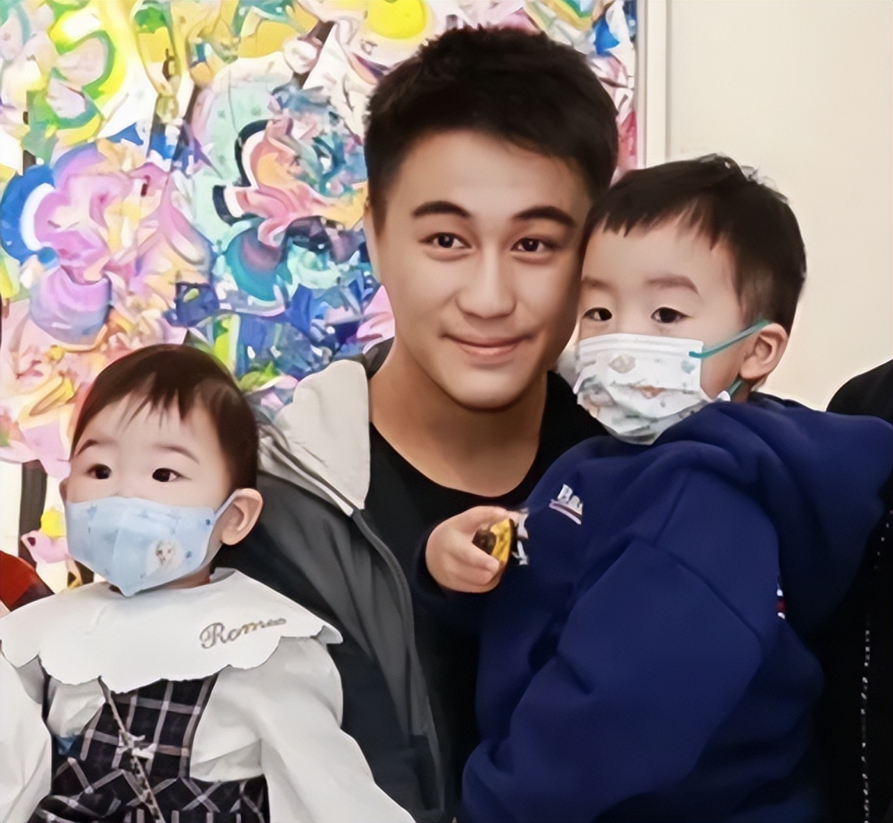 奚梦瑶与何猷君出席家族活动,奚梦瑶晒出一家四口握手照