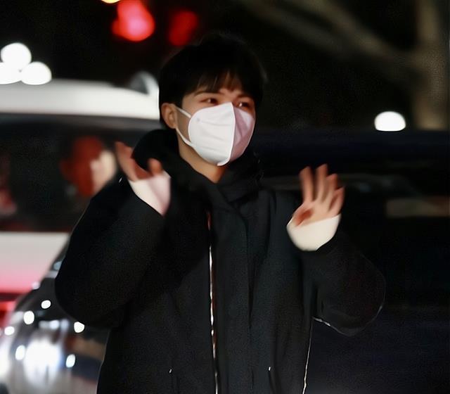 外国人听流浪地球2周深主题曲,流浪地球2歌曲周深