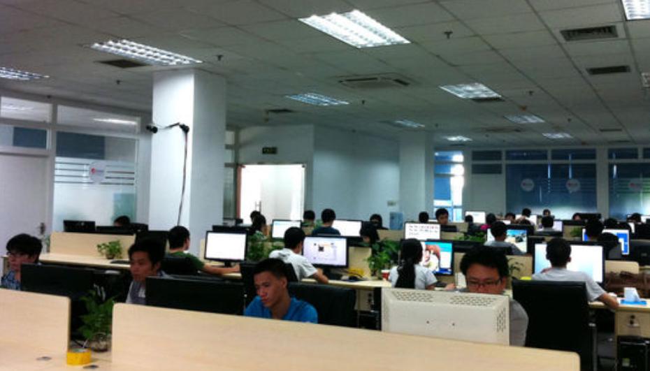 笼罩在烟雾里的巨人，中国*草烟**总公司，一年税费养活中国*队军**