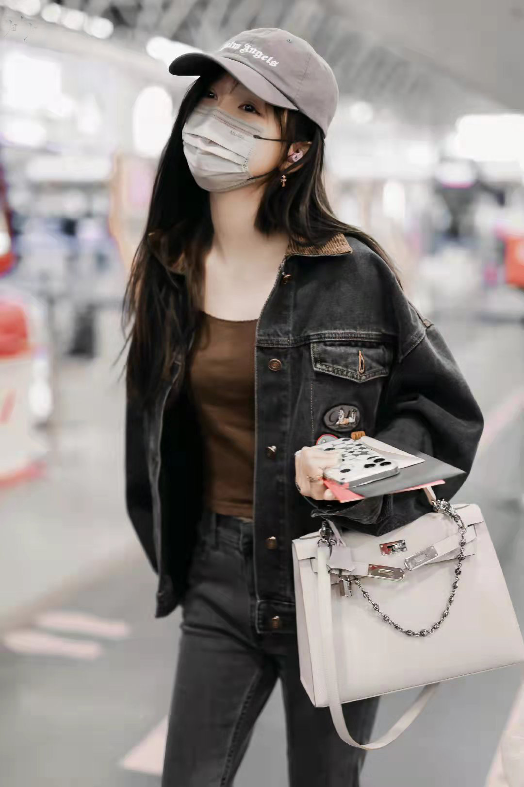 吴宣仪皮革十字星牛仔裤,吴宣仪牛仔裤新手驾到